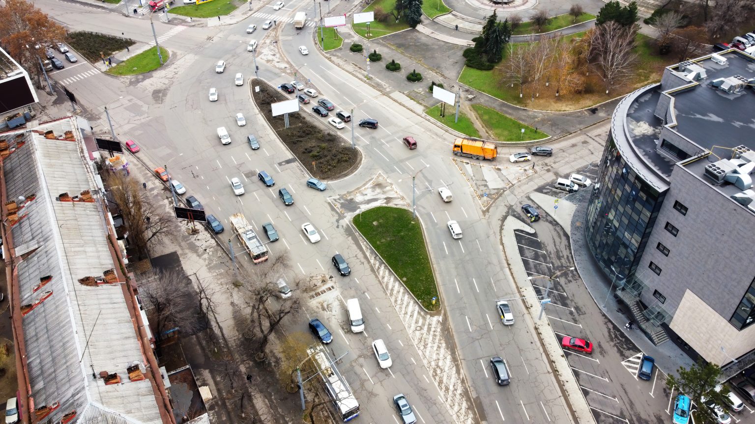 Luchtfoto drone weergave van chisinau weg met meerdere bewegende auto s rotonde kruising kale bomen bovenaanzicht 1536x864