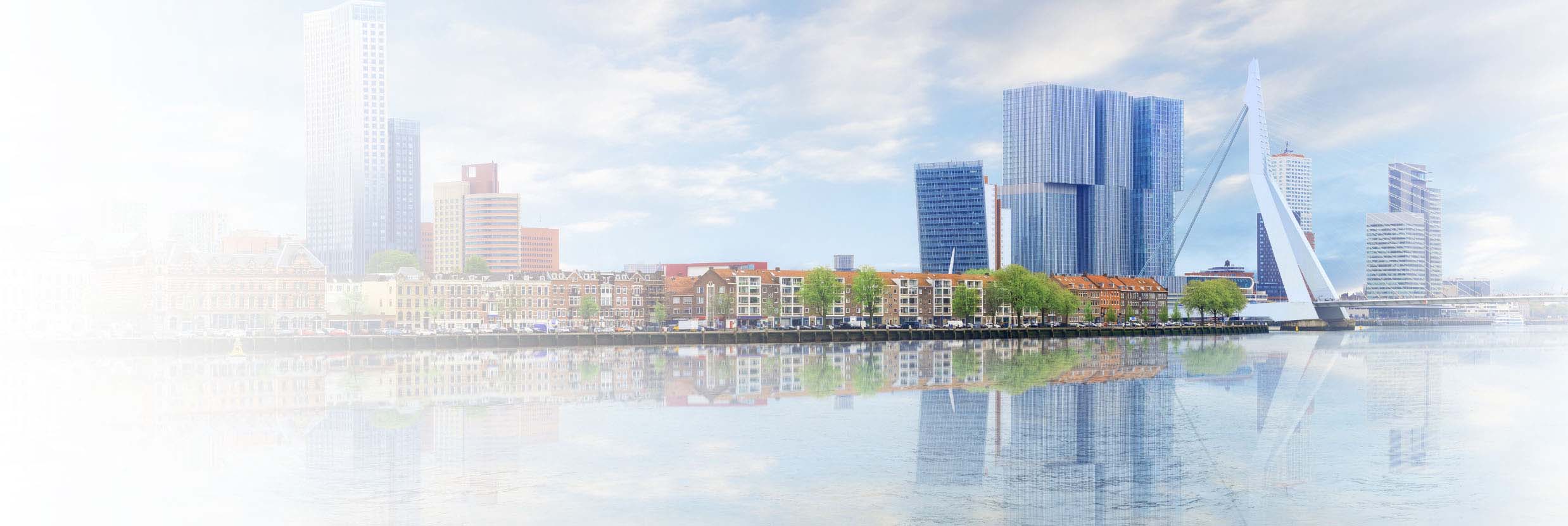 Zicht op skyline Rotterdam vanaf de Nieuwe Maas